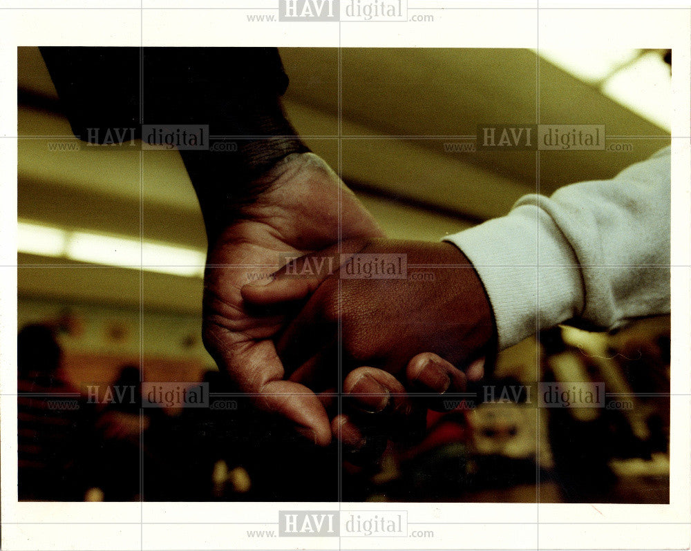 Press Photo CHILDREN IN THE CROSSFIRE - SERIS - Historic Images