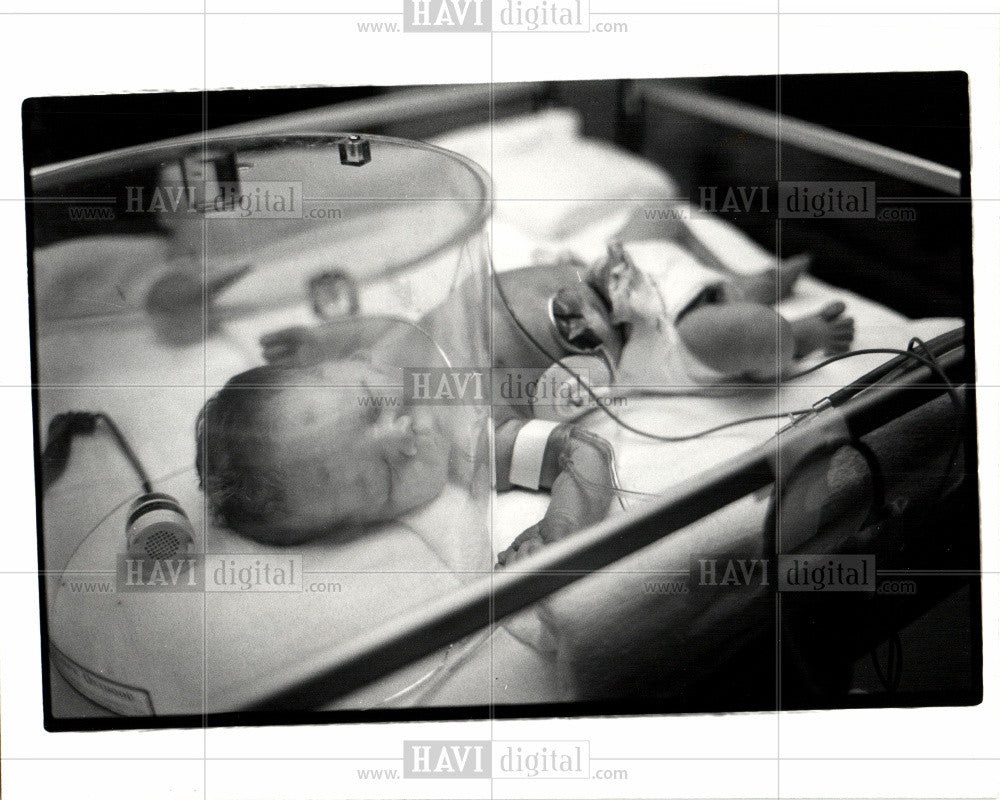 1982 Press Photo Hour old baby found abandoned dumpster - Historic Images