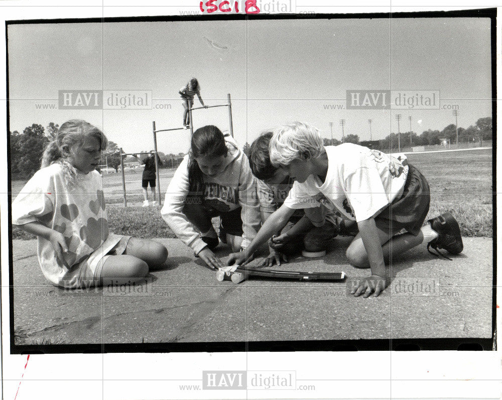 1992 Press Photo Children first Fourth graders work on - Historic Images