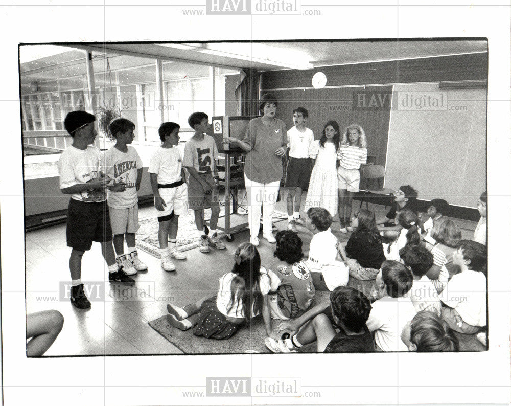 1992 Press Photo Teacher in 4th Grade class - Historic Images