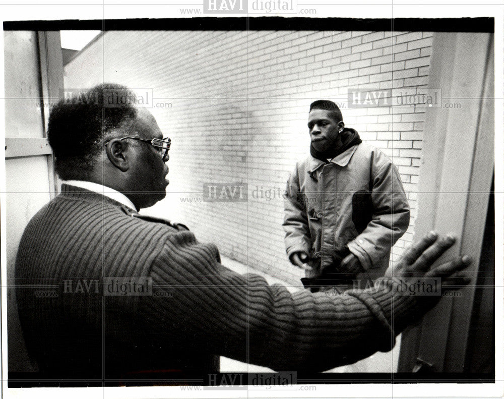 1993 Press Photo Man Confronting one student - Historic Images