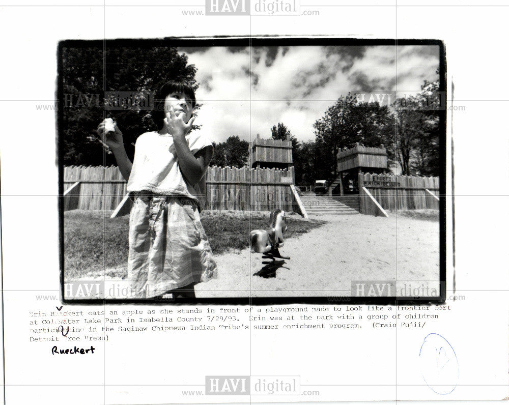 1993 Press Photo Ellen Rueckert, playground, fort - Historic Images