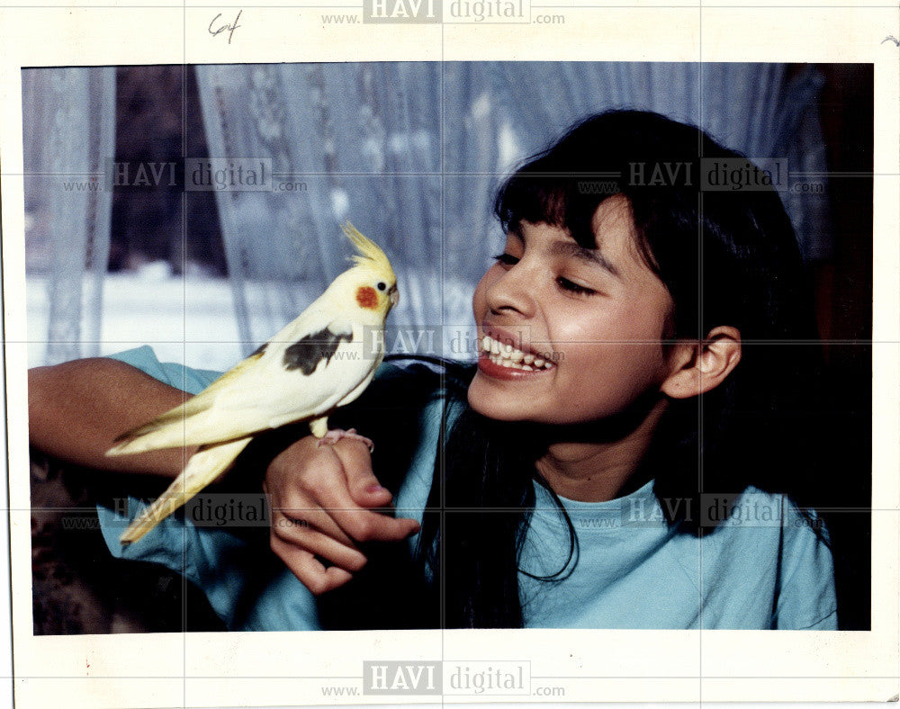 1998 Press Photo Child with bird - Historic Images