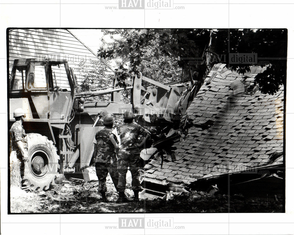 1990 Press Photo Crack Home - Historic Images