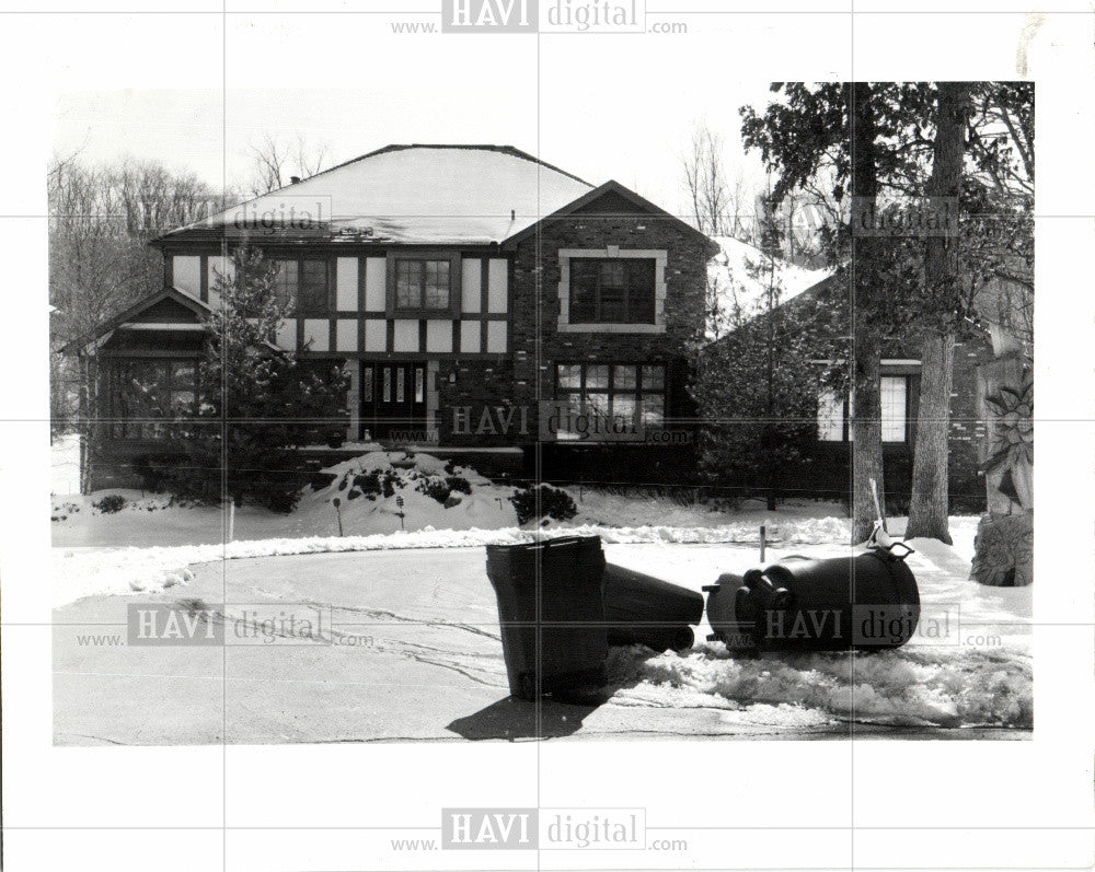 Press Photo burnt-out building - Historic Images