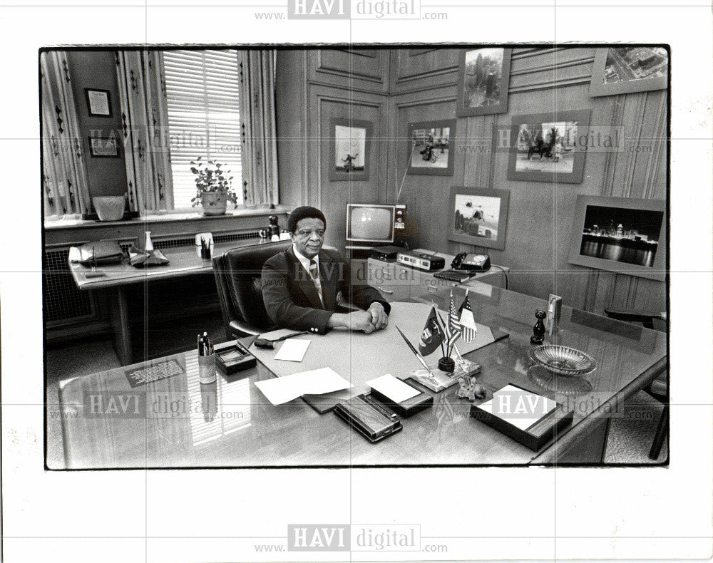 1976 Press Photo William Hart office - Historic Images