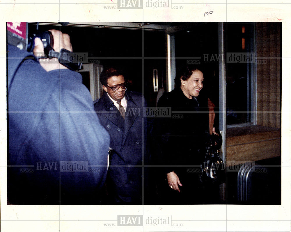 1992 Press Photo WILLAM HART &amp; LAURA HART leaving court - Historic Images