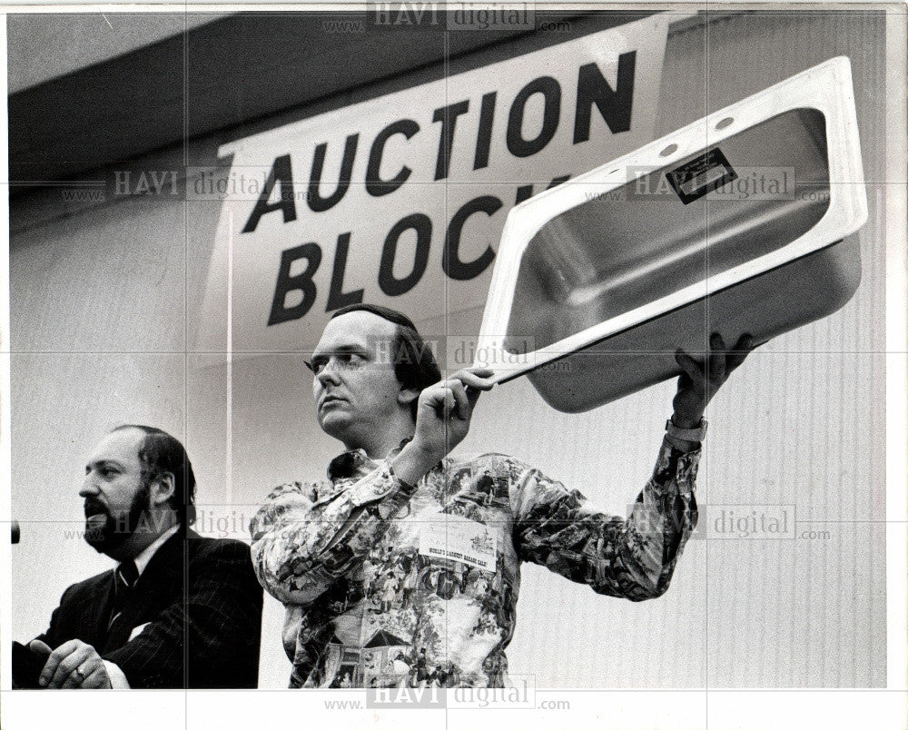 1977 Press Photo auctioneer Gerald Kaminski Cobo - Historic Images