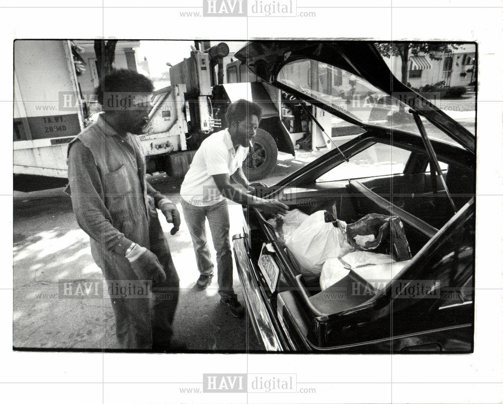 1986 Press Photo city workers strike carry trash - Historic Images