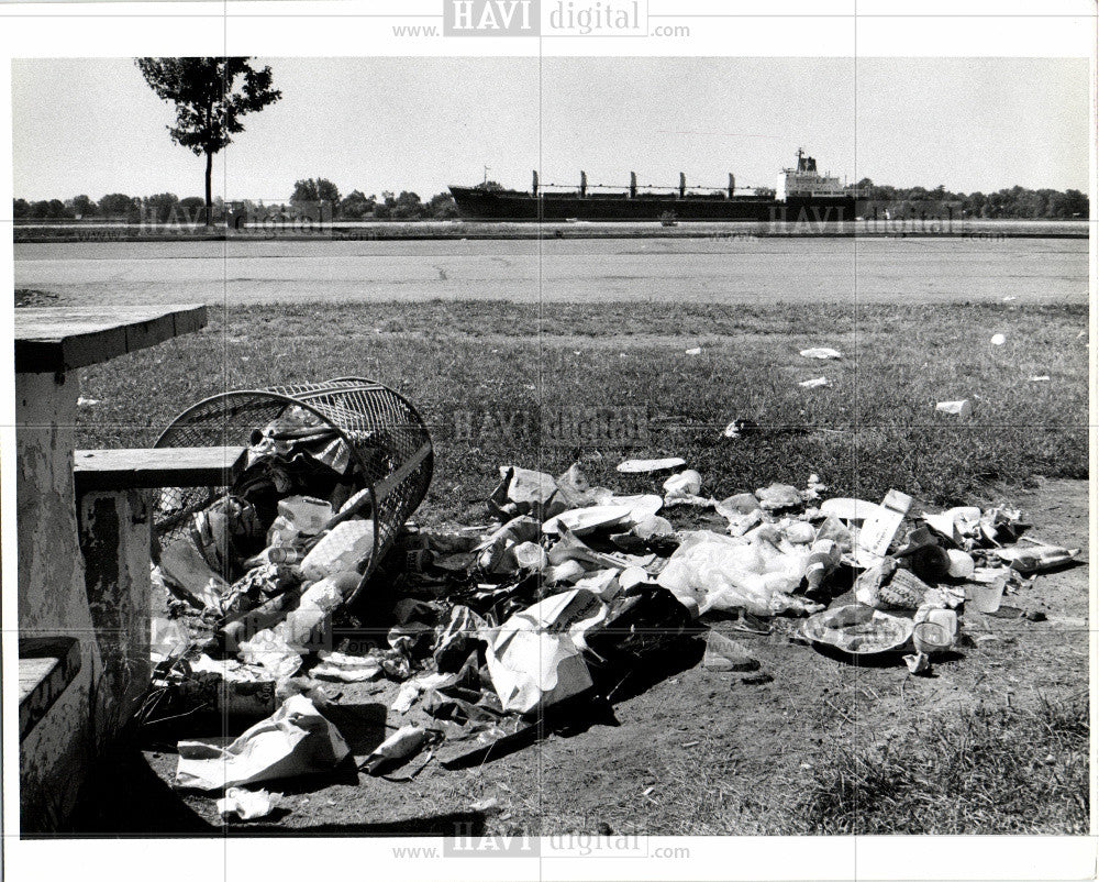 1980 Press Photo Belle Isle trash - Historic Images