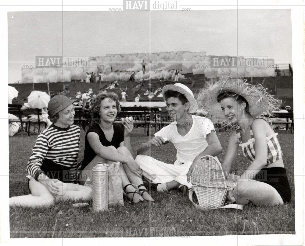 Press Photo City of Freedom Picnicking stadium - Historic Images