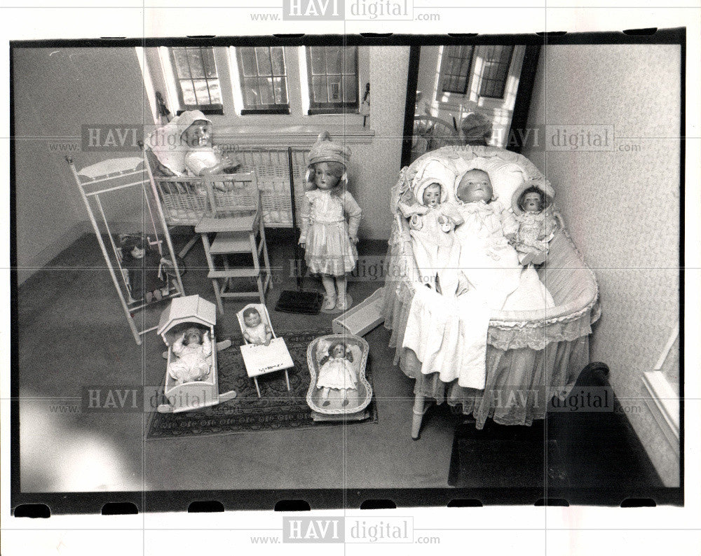 1989 Press Photo Doll toys playhouse 1989 on display - Historic Images