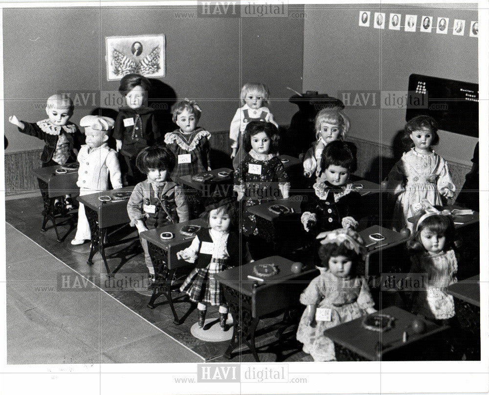 1977 Press Photo classroom American Dolls exhibit Ross - Historic Images