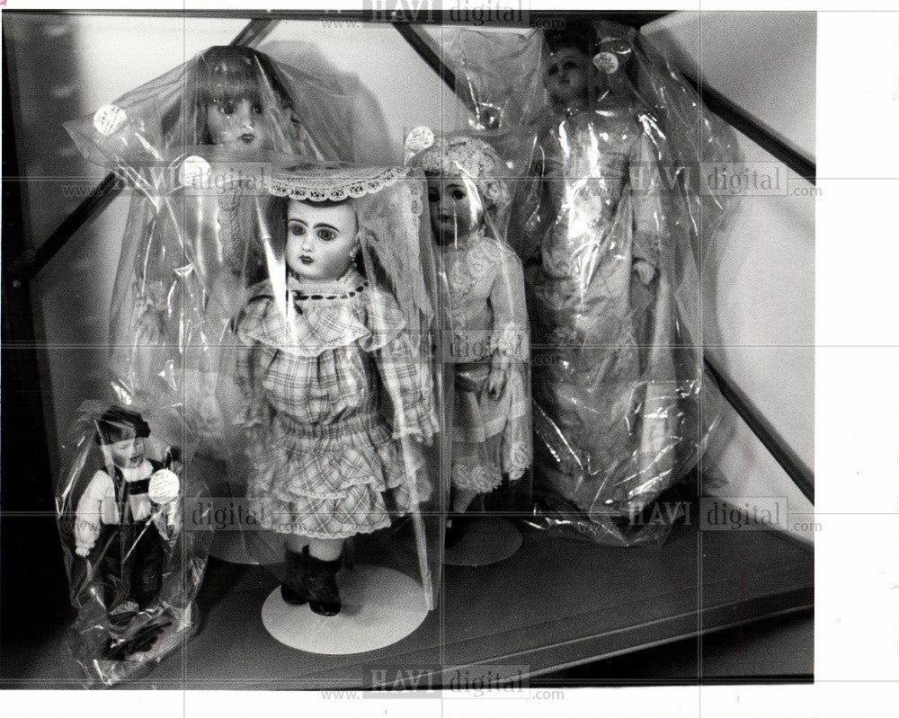 1990 Press Photo doll Detroit Antique Toy Museum - Historic Images