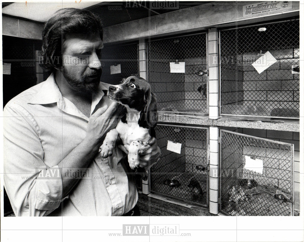 1980 Press Photo Blauet Humane Society holds dog - Historic Images