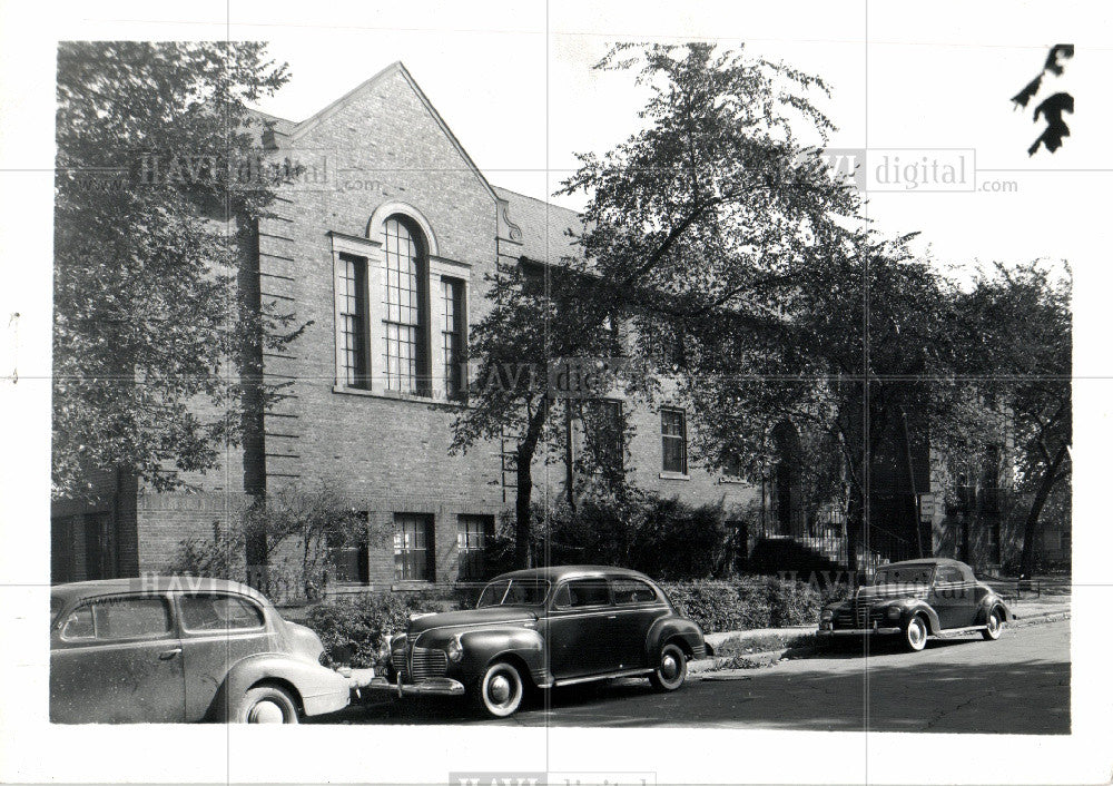 1942 Press Photo DODGE COMMUNITY HOUSE CARS TREES - Historic Images