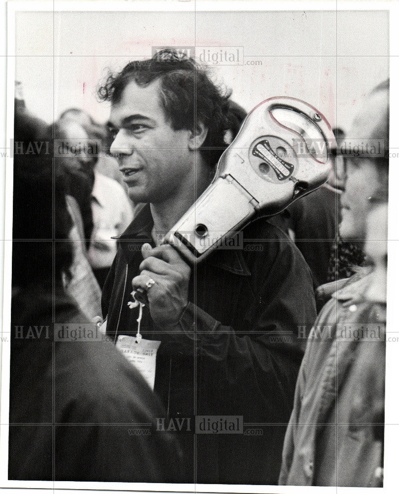 1976 Press Photo Will Ivy Inkster Detroit Garage Sale - Historic Images