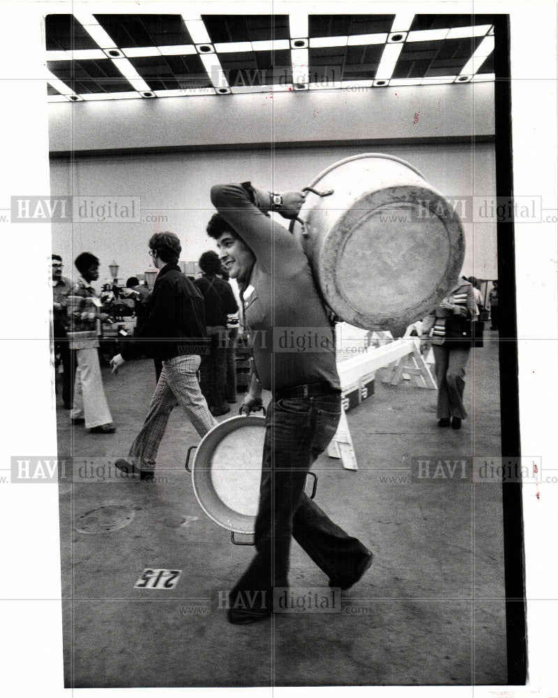 1976 Press Photo DETROIT CITY GARAGE SALE GERALAD PONCE - Historic Images