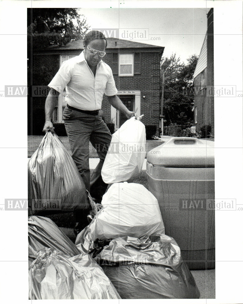 1986 Press Photo Nicholas trash piles striking city - Historic Images