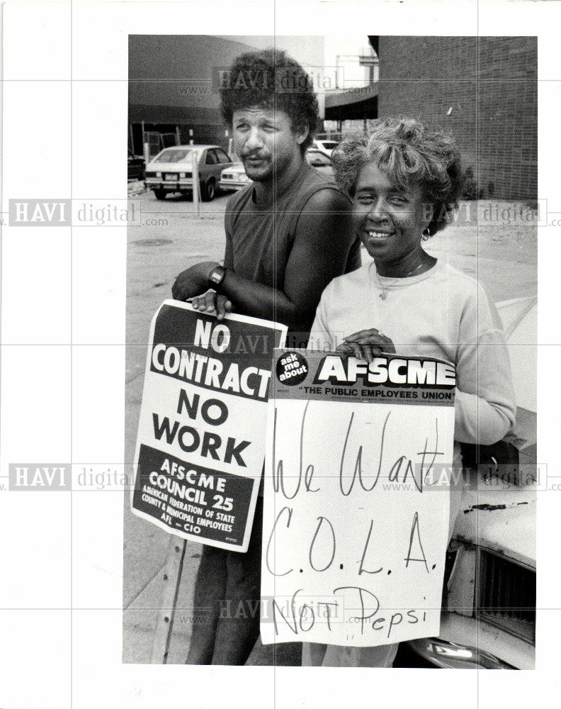 1986 Press Photo Joan Griffin Douglas Robinson striking - Historic Images