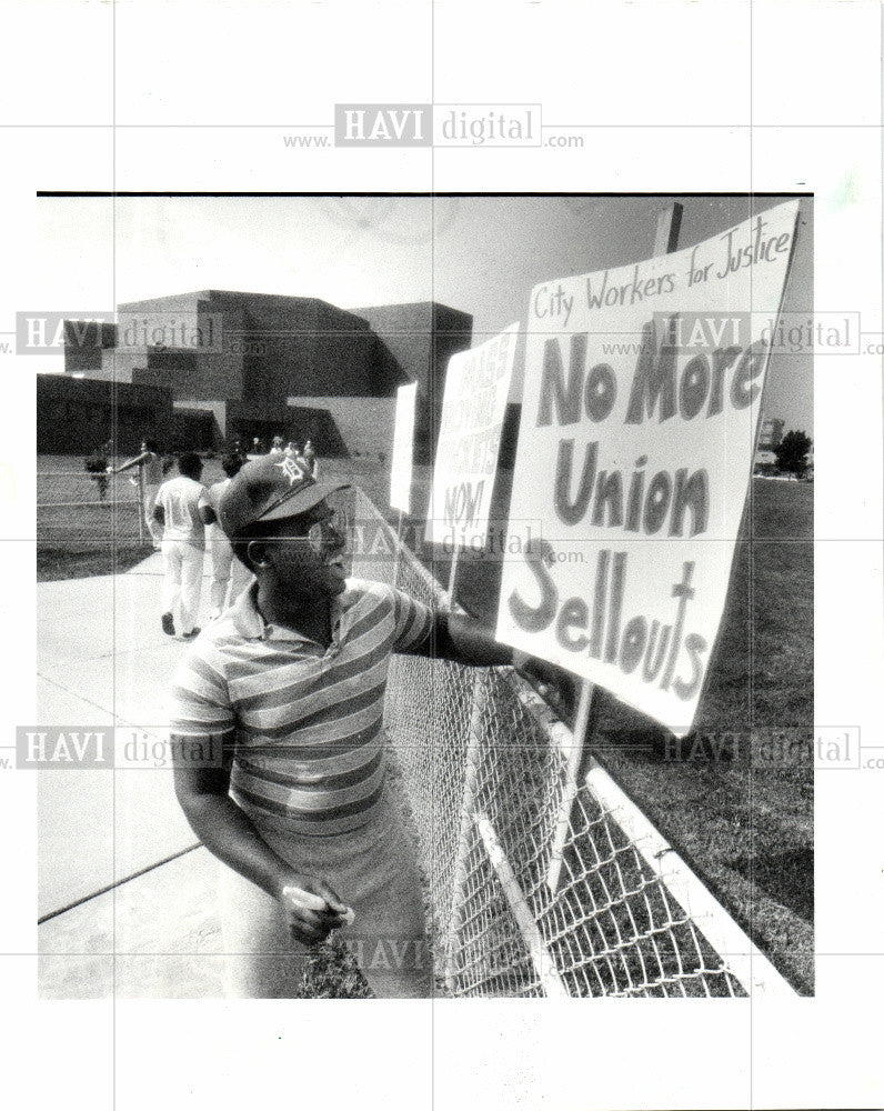 1986 Press Photo Simpkins adjusts anti-contract sign - Historic Images