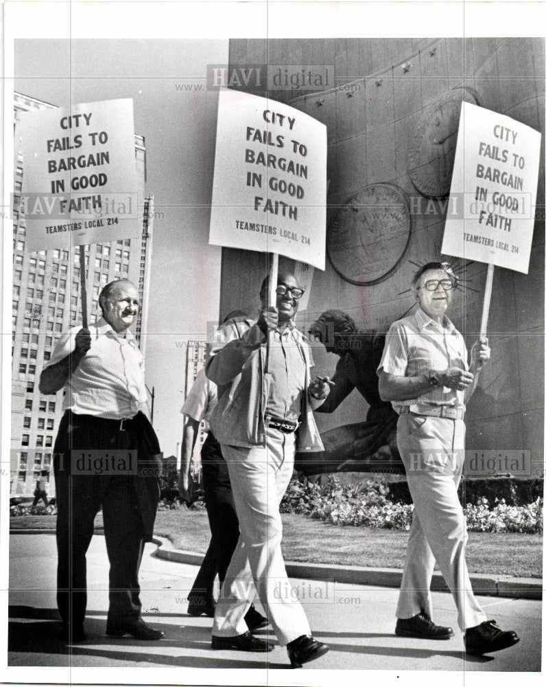 1977 Press Photo Dan Steen city striker picket Detroit - Historic Images