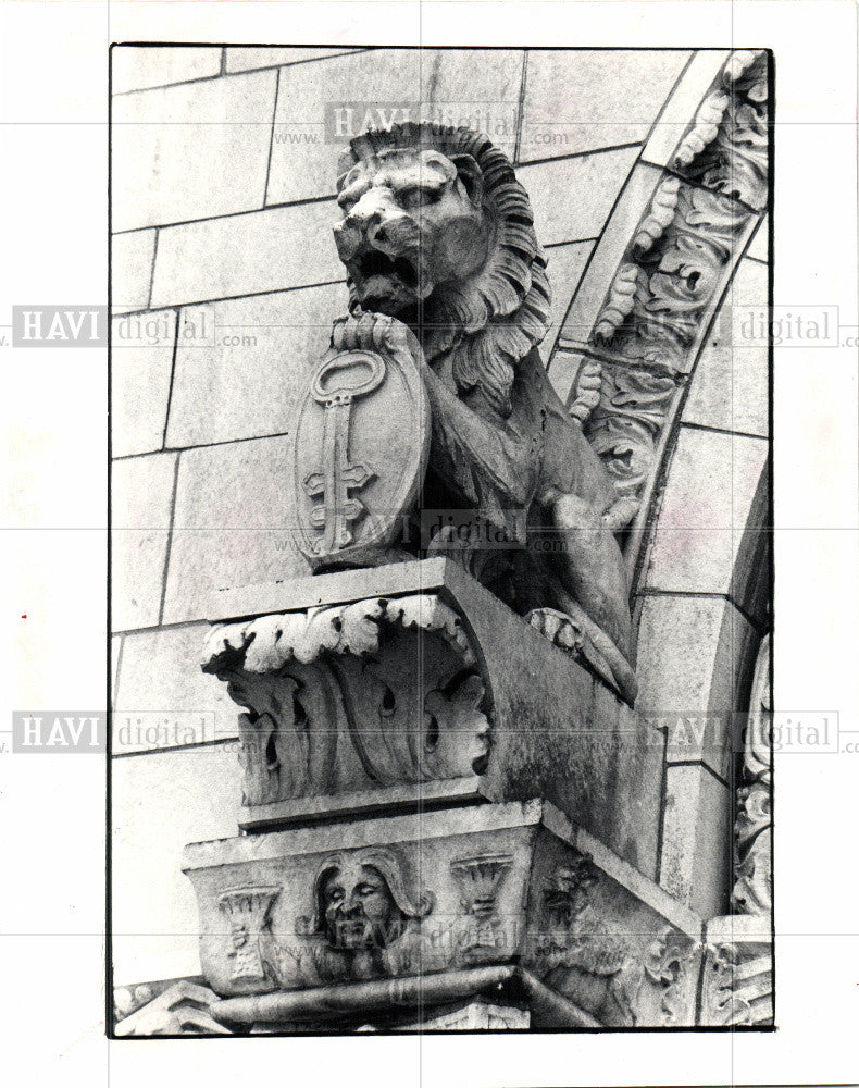 1983 Press Photo Lion guard McDonald&#39;s restaurant - Historic Images