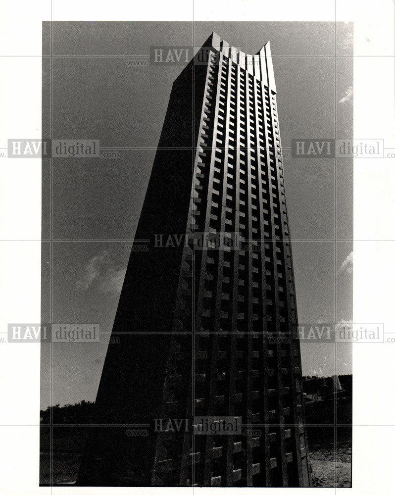 1989 Press Photo GUNNAR BIRKERTS &amp; his TOWER OF PIXXA - Historic Images