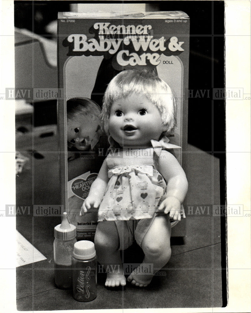1977 Press Photo Doll, Kenner Baby Wet &amp; Care - Historic Images