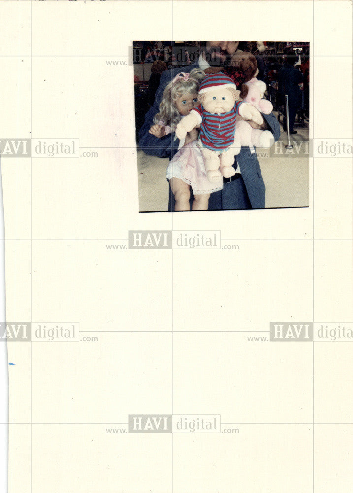 1989 Press Photo man holding dolls - Historic Images
