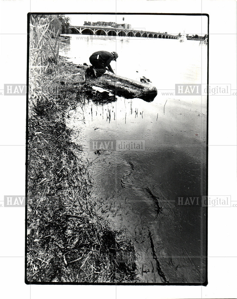 1981 Press Photo Oil Belle Isle bridge - Historic Images