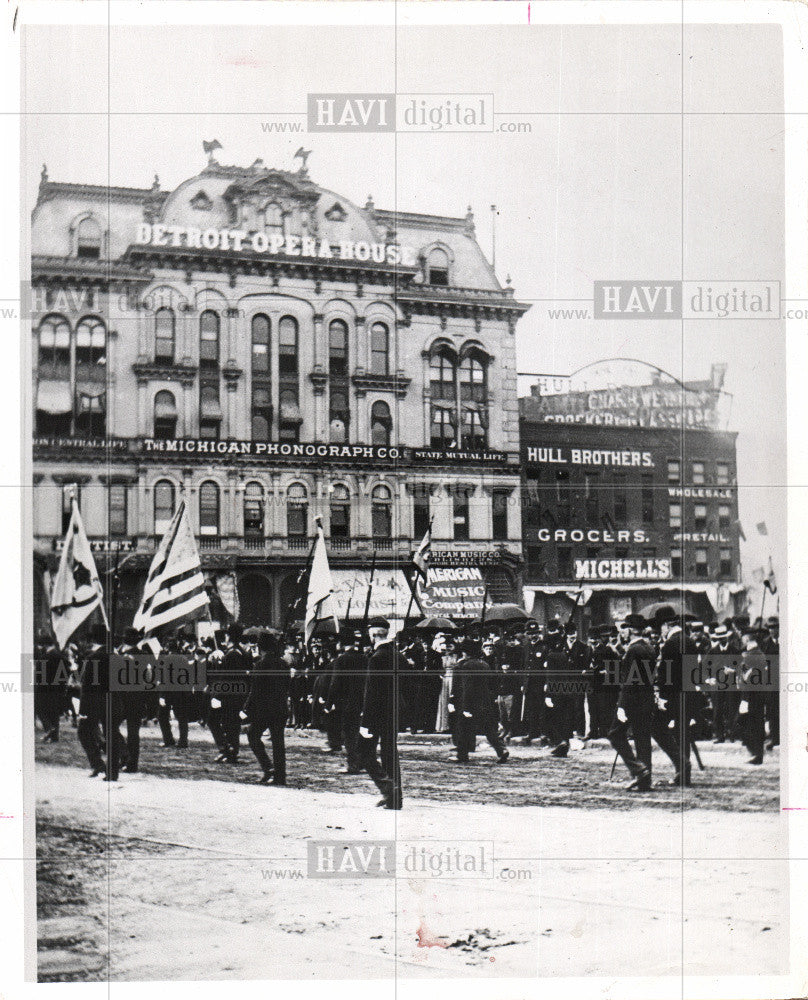 1960 Press Photo Parade - Historic Images