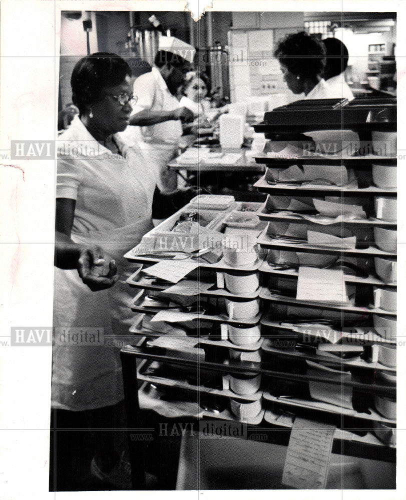1974 Press Photo Thelma Simpson Hospital kitchen - Historic Images