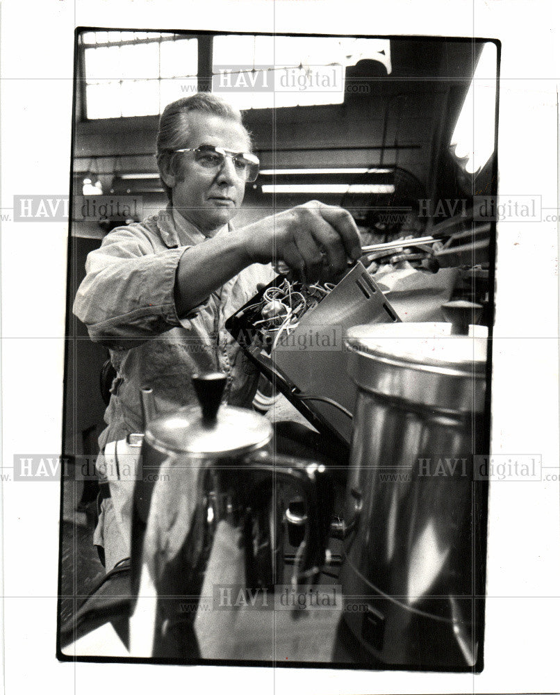 1981 Press Photo Detroit Edison, Appliance Repair - Historic Images