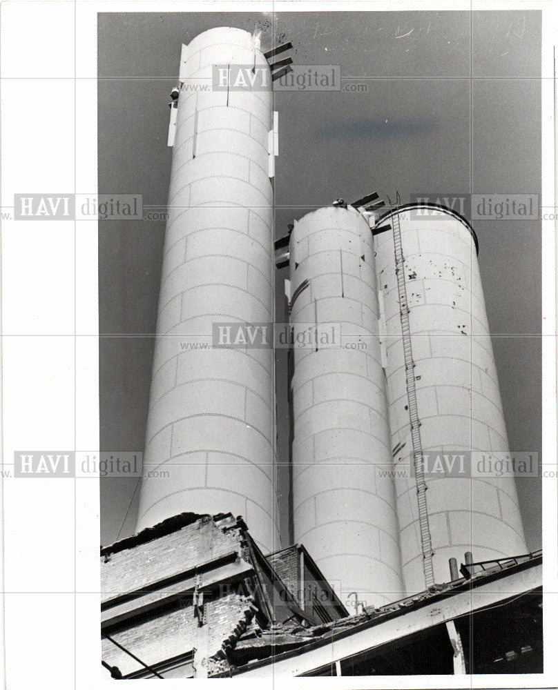 1977 Press Photo Detroit Edison Heating Plant Demolitio - Historic Images