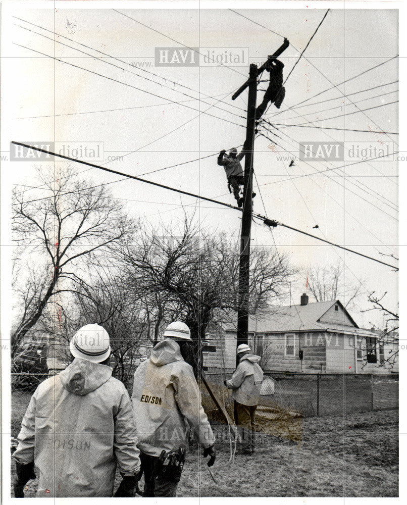 1976 Press Photo Detroit Edison Linemen Utility Power - Historic Images