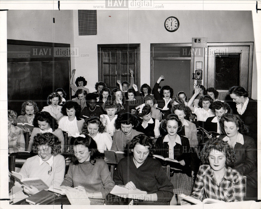 1944 Press Photo Mrs. Ottati, Occupational Classroom - Historic Images