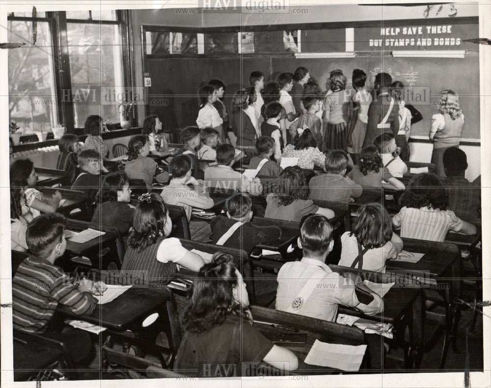 1944 Press Photo Jane Campbell Class Poe School Detroit - Historic Images