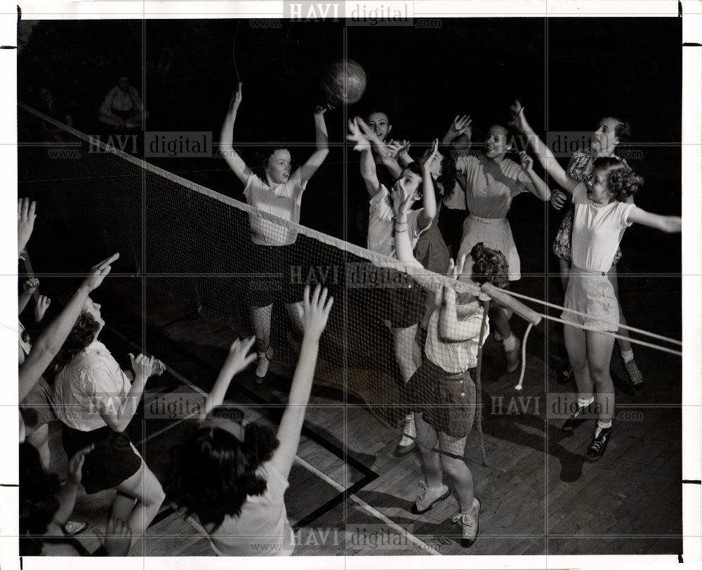 1947 Press Photo Tappan Volleyball Sport Kenneth Bortle - Historic Images