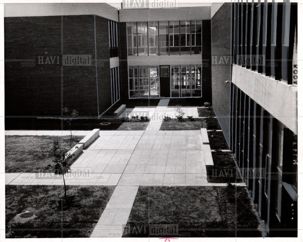 1966 Press Photo Detroit Eastern High School Modern - Historic Images