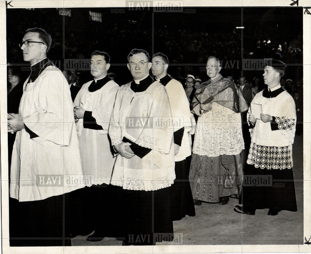 1952 Press Photo Cardinal Mooney, senior day - Historic Images