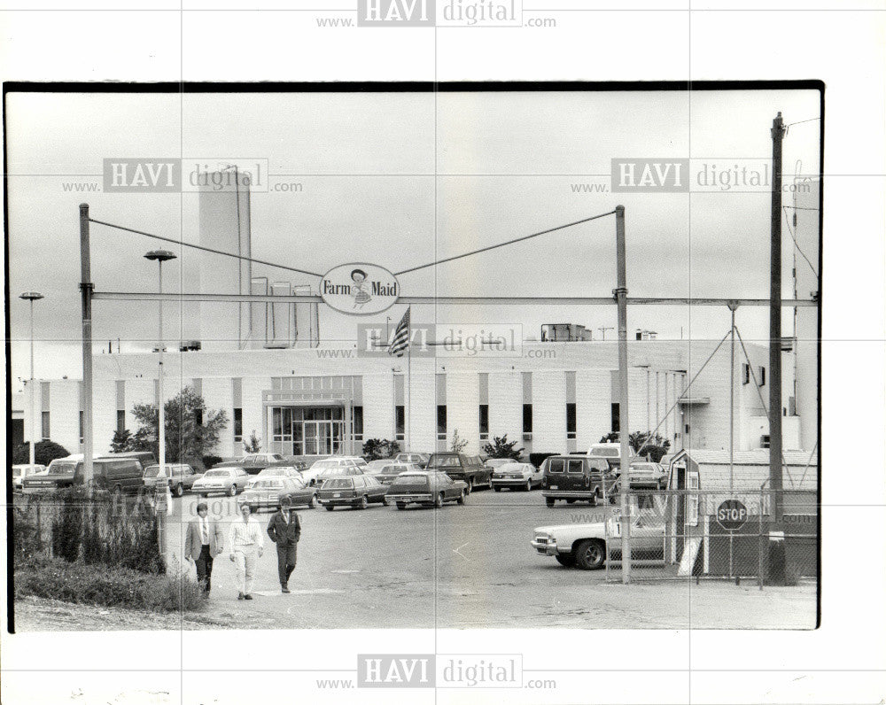 1985 Press Photo Farm maid - Historic Images