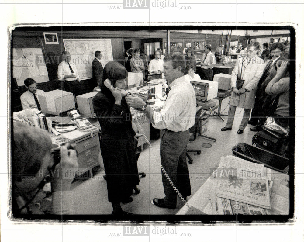 1987 Press Photo EXECUTIVE EDITOR BOB GILES,MARY SWANTO - Historic Images