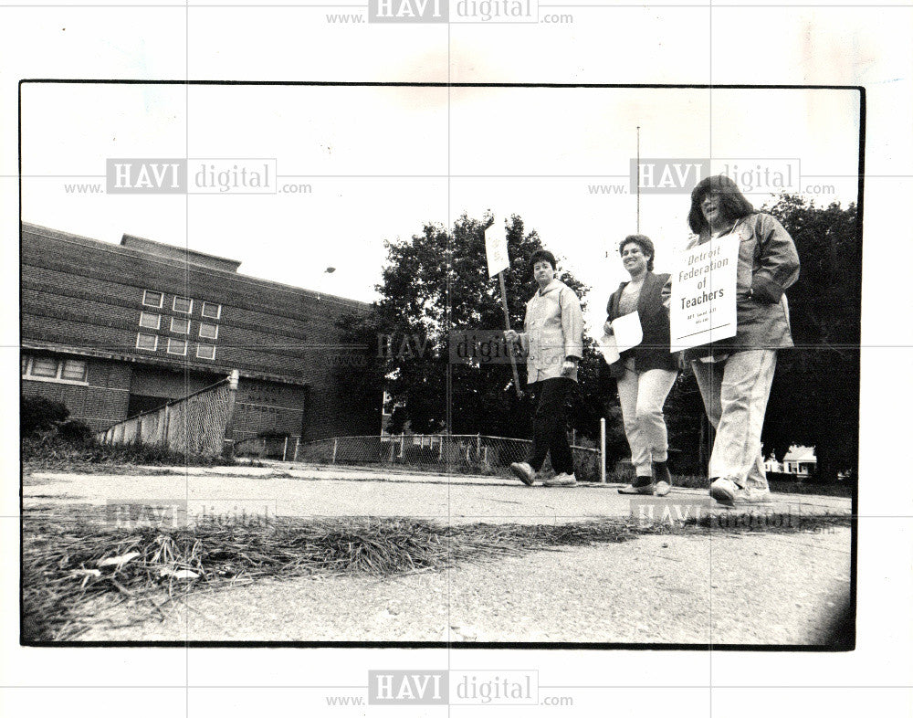 1987 Press Photo Horace Mann Elementary school Picket - Historic Images