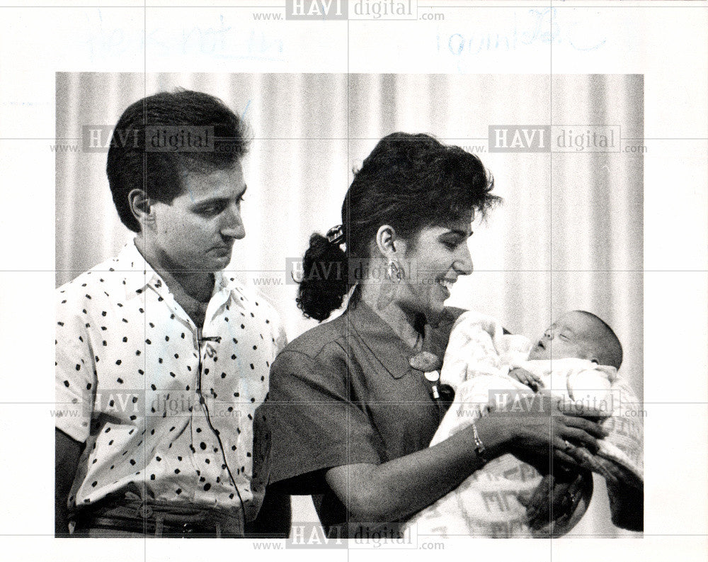 1989 Press Photo Frank and Nina Gambino with child - Historic Images