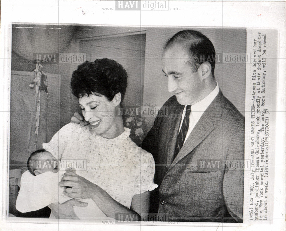 1957 Press Photo Actress Rita and husband with daughter - Historic Images