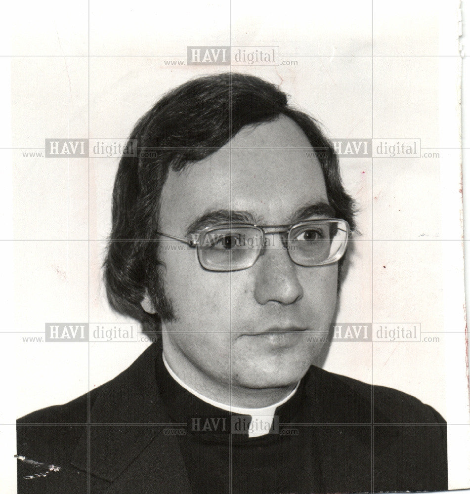 1976 Press Photo Rev. Mike Ratajczak - Historic Images