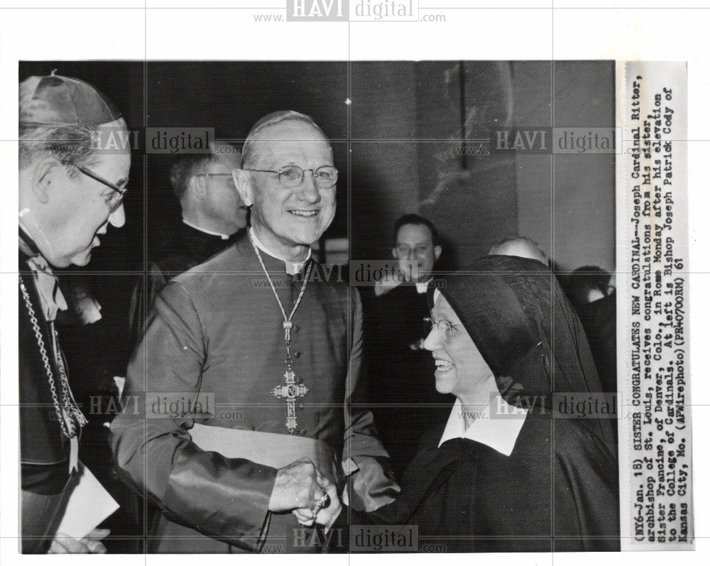 1961 Press Photo Sister congrats Joseph Cardial Ritter - Historic Images