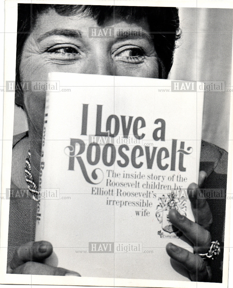 1967 Press Photo Elliot Roosevelt Wife Book - Historic Images