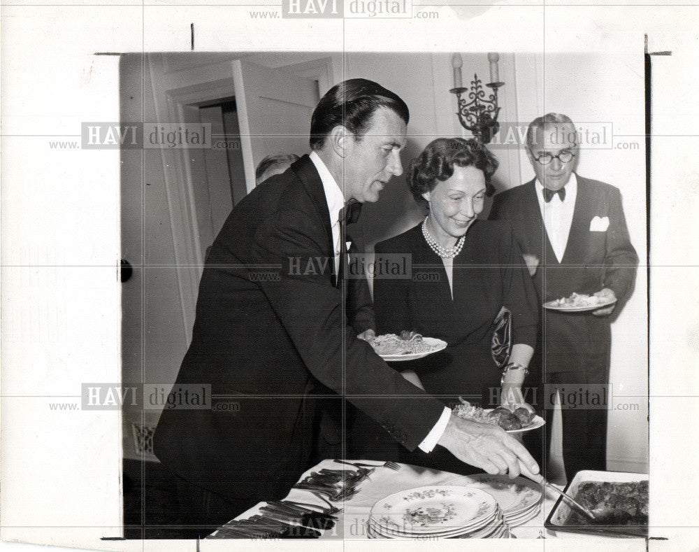 1945 Press Photo Walter Pidgeon Ruth Walker film actor - Historic Images